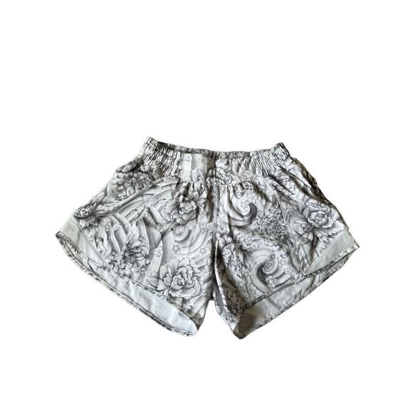 NWOT Lululemon Women Mini Twine White Multi Gray Floral Print Hotty Hot Shorts l - Picture 1 of 9